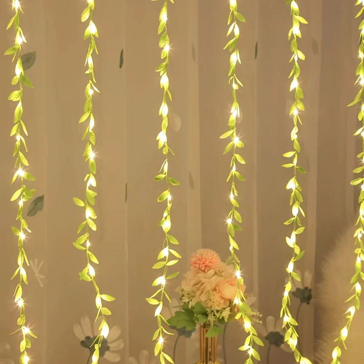 Iluminação Natalina com Folhas – Encanto e Magia em Cada Detalhe