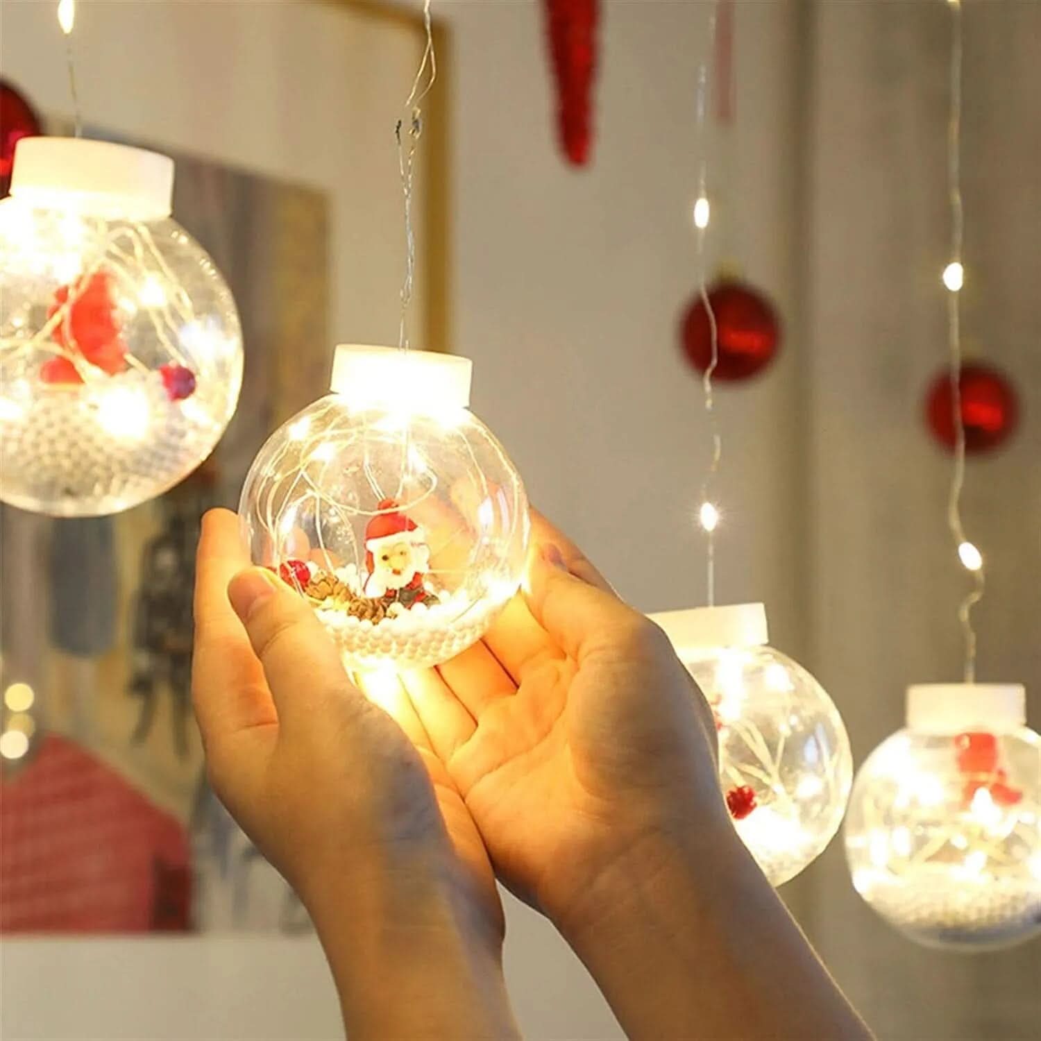 Decoração Natalina com Cortina de Luzes LED em Formato de Globos
