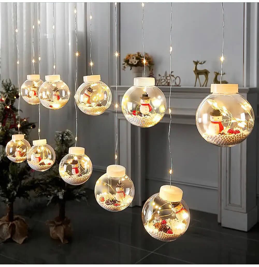 Decoração Natalina com Cortina de Luzes LED em Formato de Globos