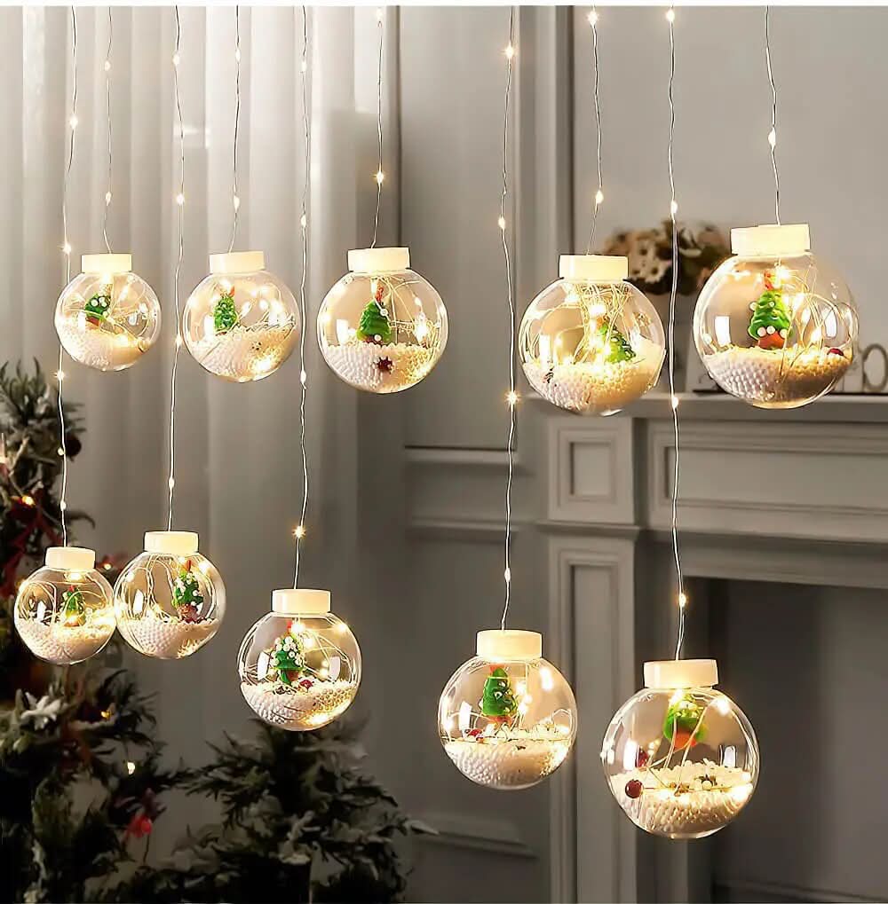 Decoração Natalina com Cortina de Luzes LED em Formato de Globos