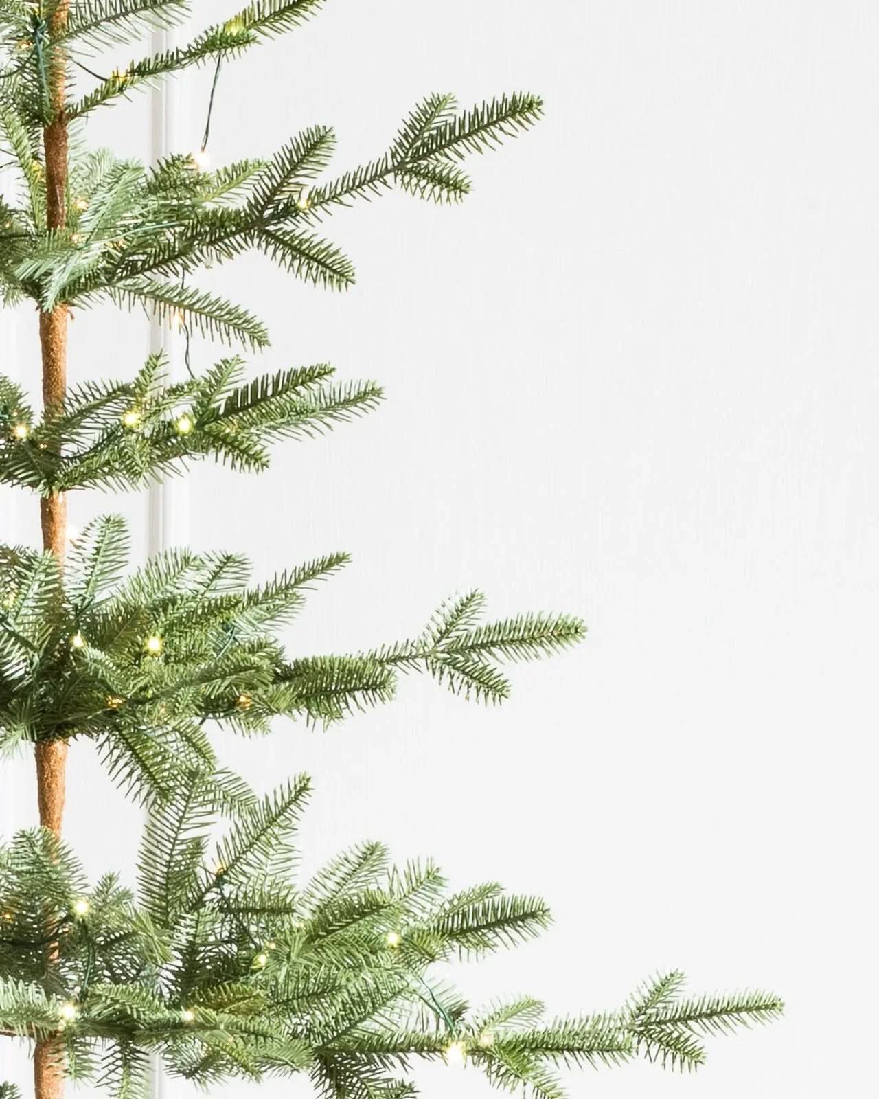 Árvore de Natal Slim Alpine com Galhos Flexíveis, Base Metálica e Micro LEDs Integrados