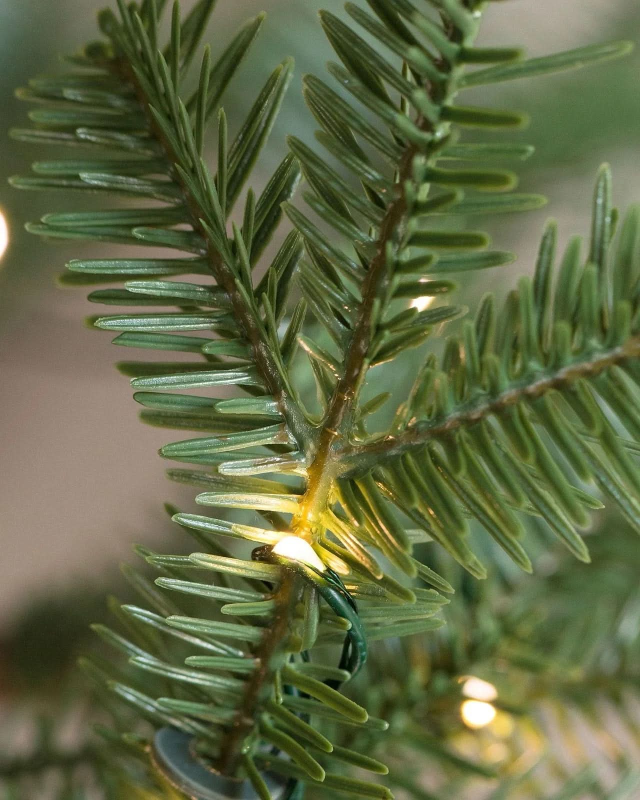 Árvore de Natal Slim Alpine com Galhos Flexíveis, Base Metálica e Micro LEDs Integrados