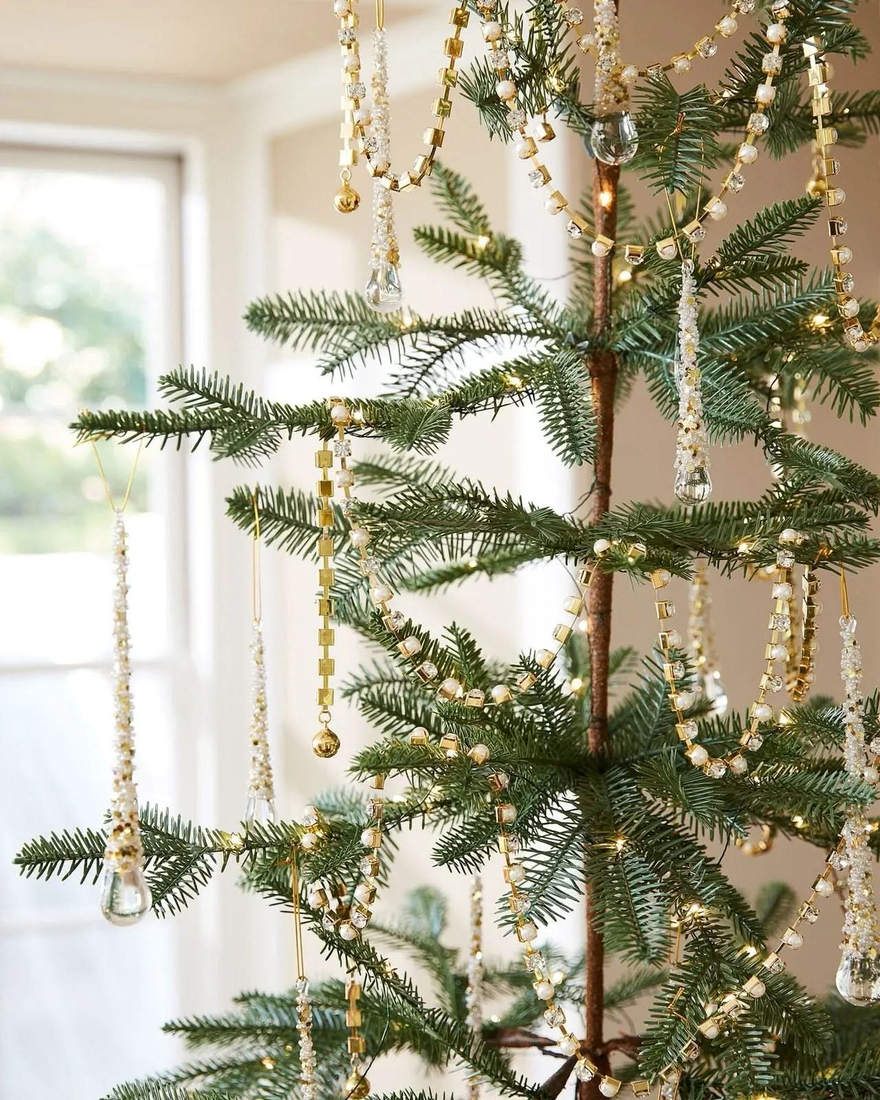 Árvore de Natal Slim Alpine com Galhos Flexíveis, Base Metálica e Micro LEDs Integrados
