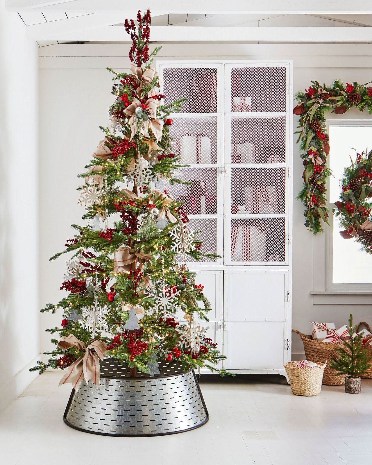 Árvore de Natal Slim Alpine com Galhos Flexíveis, Base Metálica e Micro LEDs Integrados