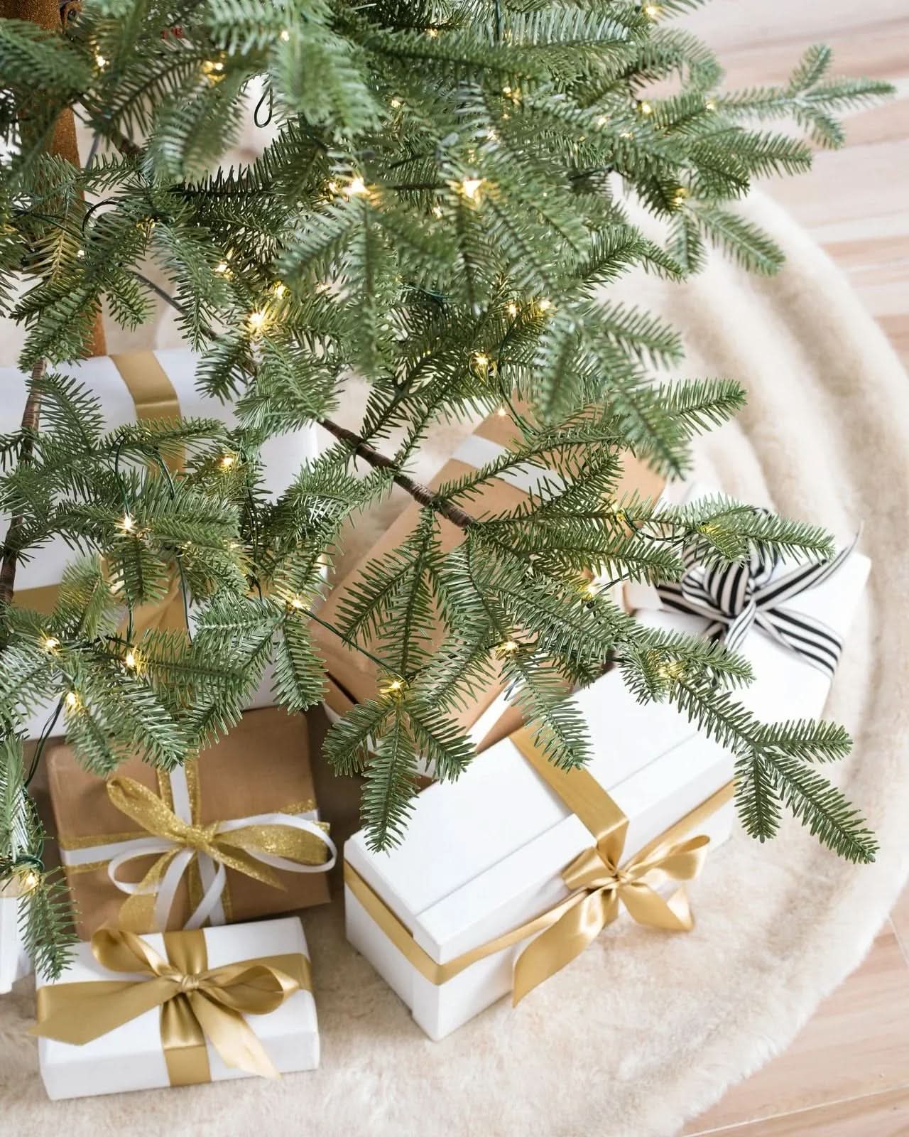 Árvore de Natal Slim Alpine com Galhos Flexíveis, Base Metálica e Micro LEDs Integrados
