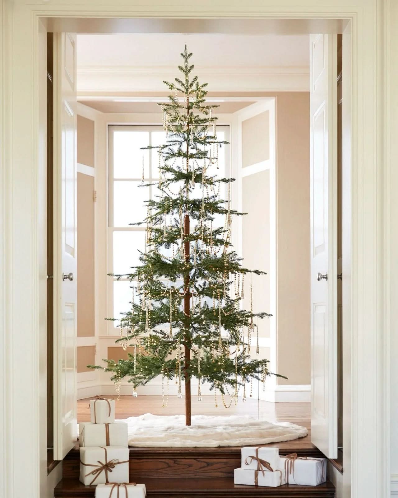 Árvore de Natal Slim Alpine com Galhos Flexíveis, Base Metálica e Micro LEDs Integrados