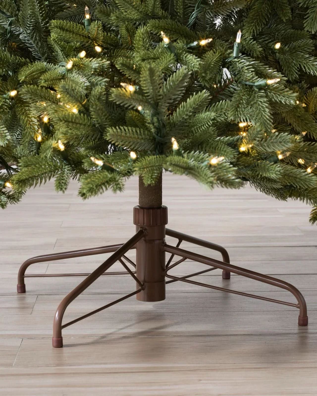 Árvore de Natal Slim Silverado com Galhos Flexíveis, Base Metálica e Micro LEDs Integrados