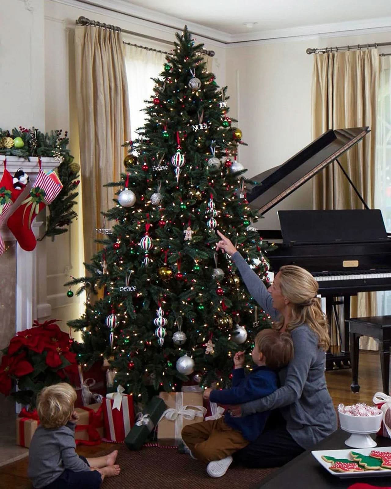 Árvore de Natal California Baby Redwood com Galhos Flexíveis, Estrutura Metálica e Micro LEDs Integrados