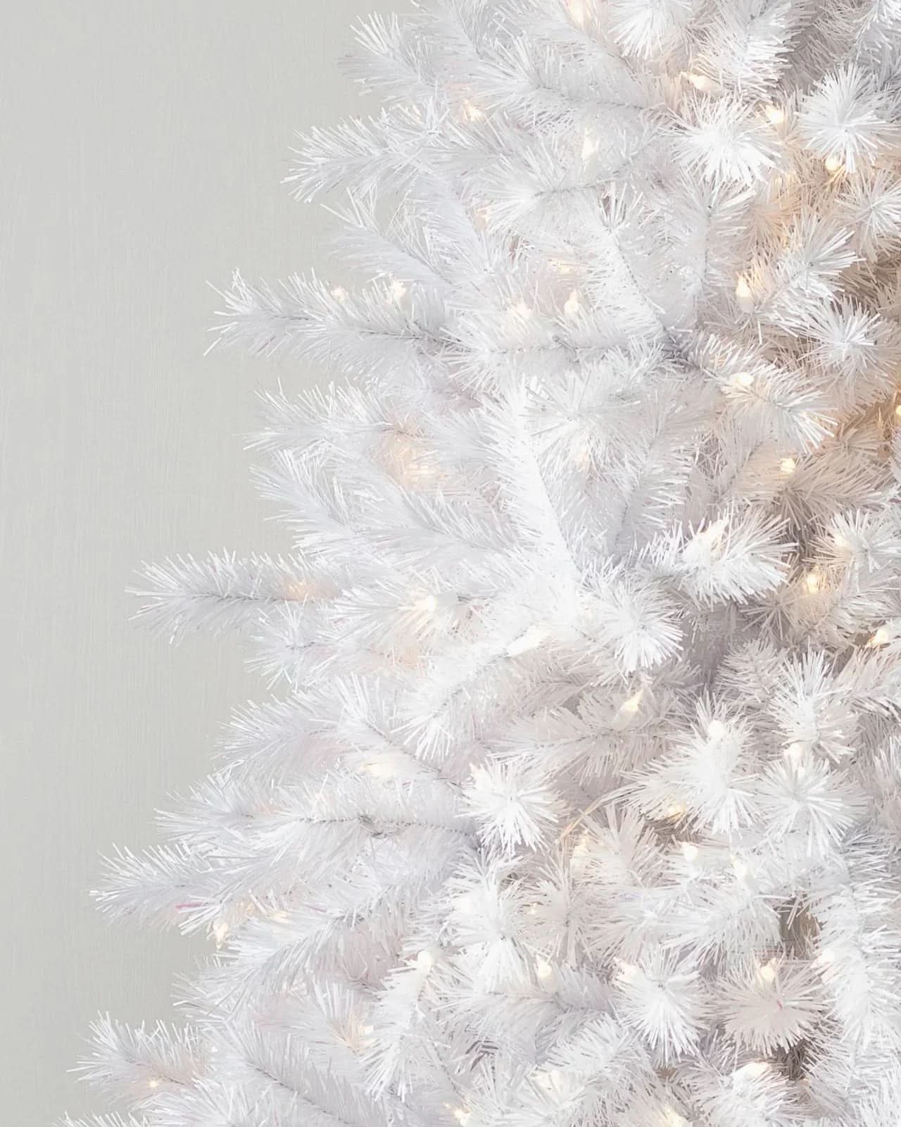 Árvore de Natal Branca Classic com Galhos Flexíveis, Base Metálica e Micro LEDs Integrados