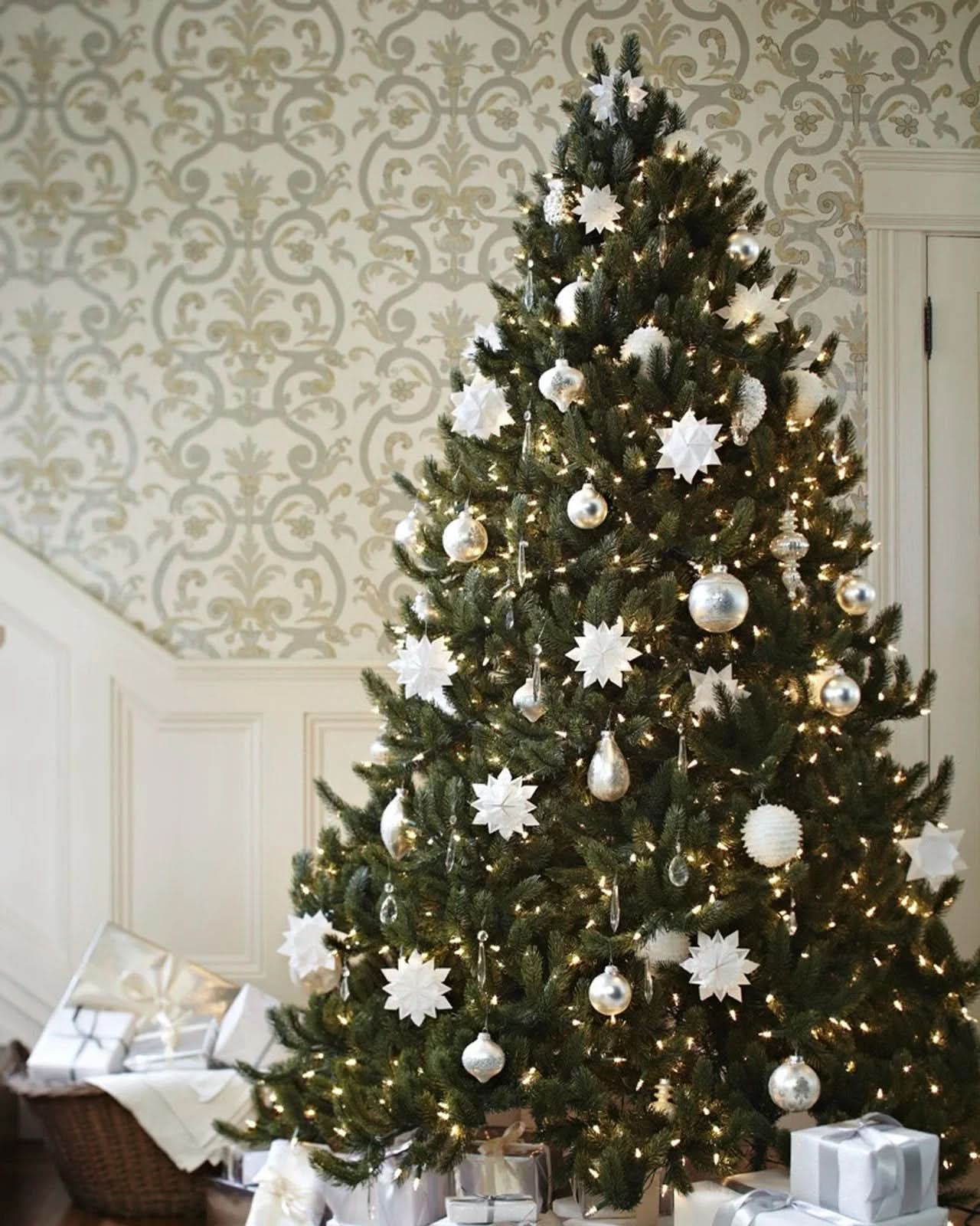 Árvore de Natal Vermont White Spruce com Galhos Flexíveis, Base Metálica e Micro LEDs Integrados