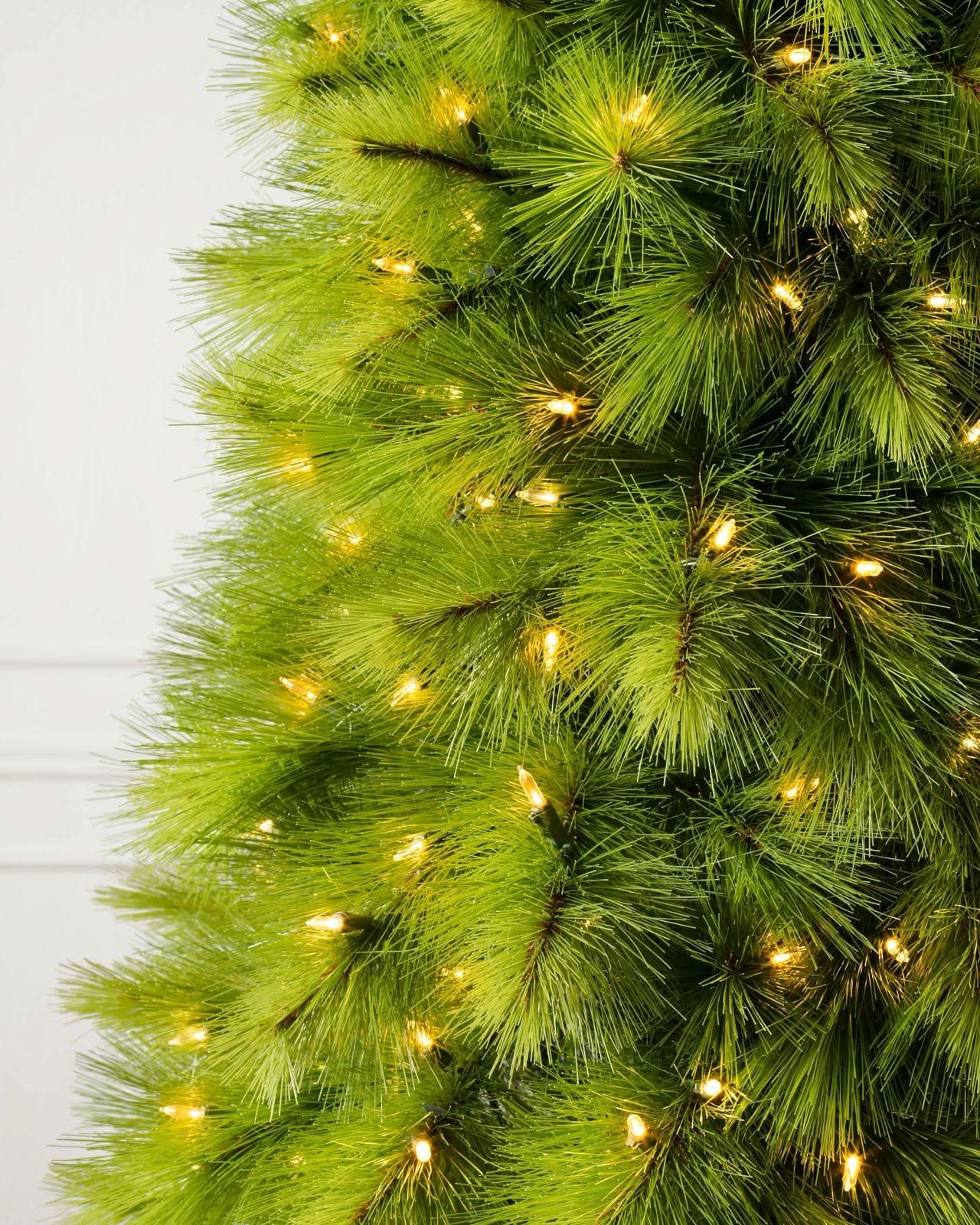 Árvore de Natal Slim Monterey Pine com Galhos Flexíveis, Base Metálica e Micro LEDs Integrados