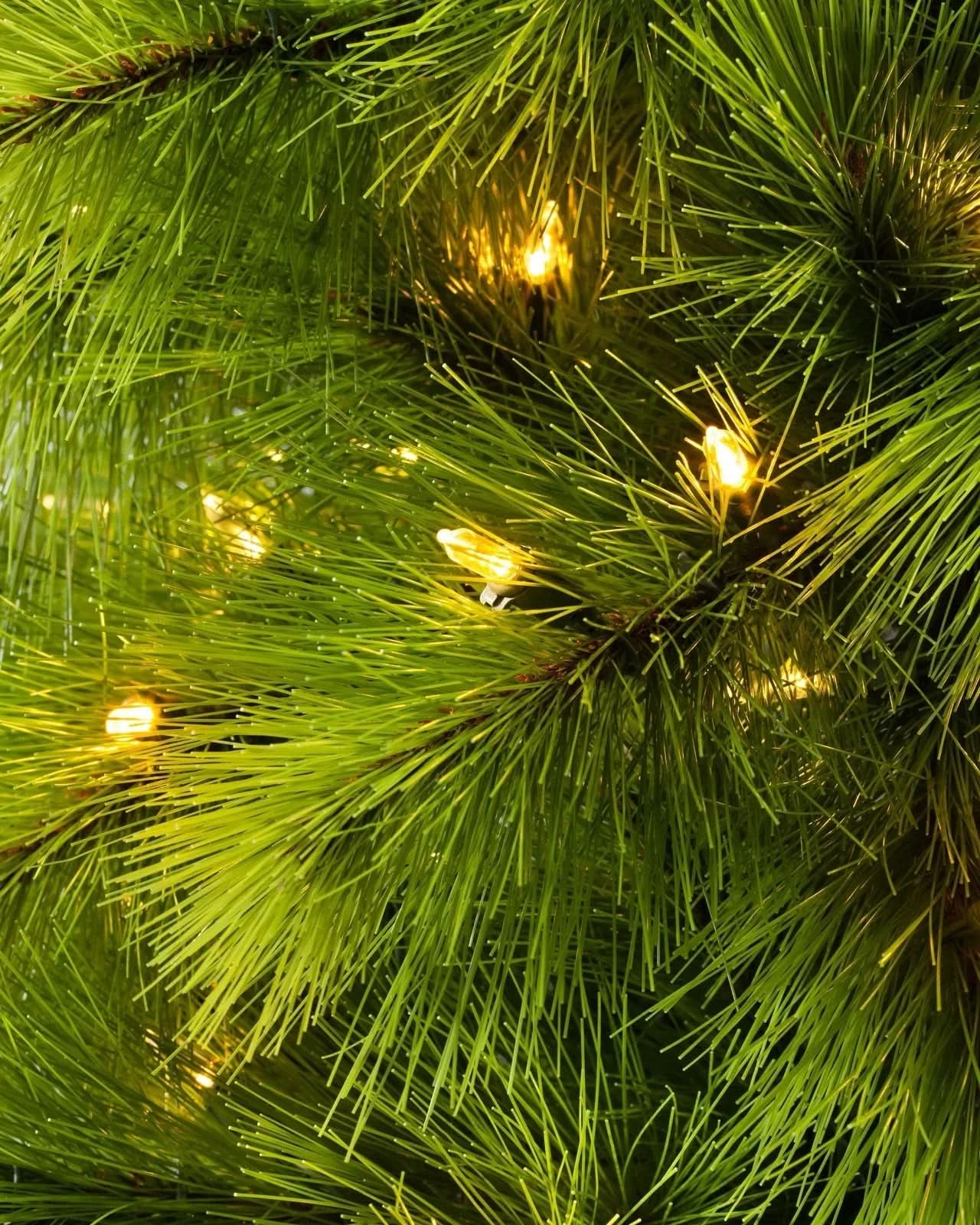 Árvore de Natal Slim Monterey Pine com Galhos Flexíveis, Base Metálica e Micro LEDs Integrados