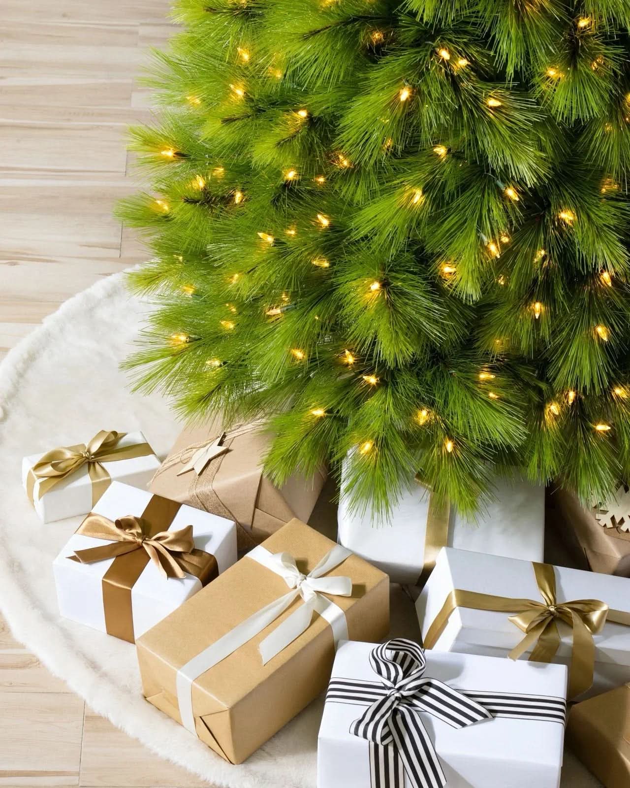 Árvore de Natal Slim Monterey Pine com Galhos Flexíveis, Base Metálica e Micro LEDs Integrados