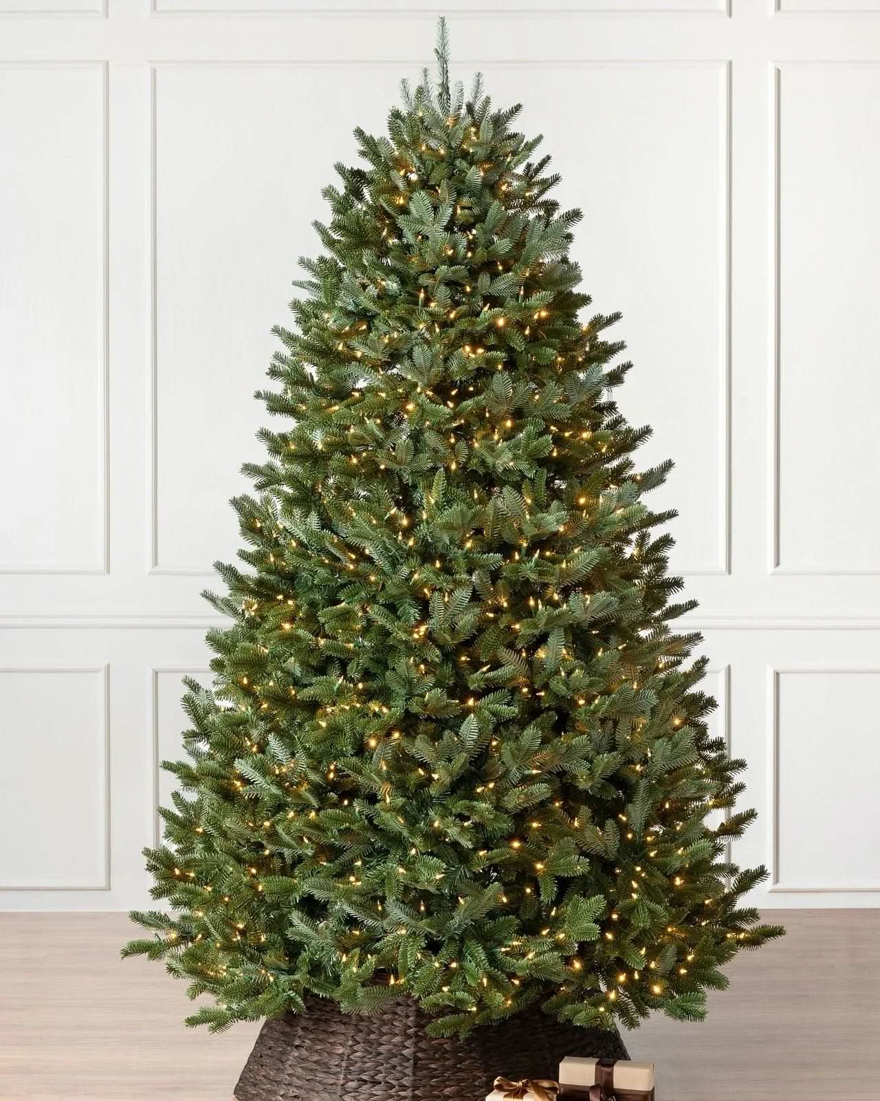 Árvore de Natal Verde Clássica com Galhos Flexíveis, Base Metálica e Micro LEDs Integrados