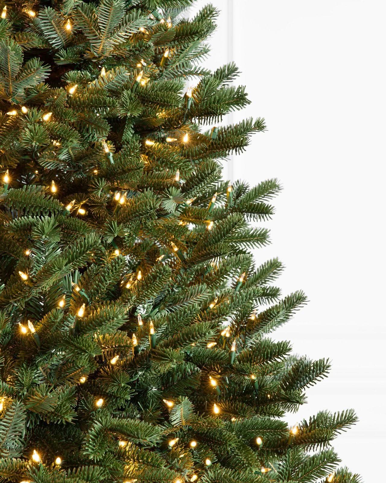 Árvore de Natal Verde Clássica com Galhos Flexíveis, Base Metálica e Micro LEDs Integrados