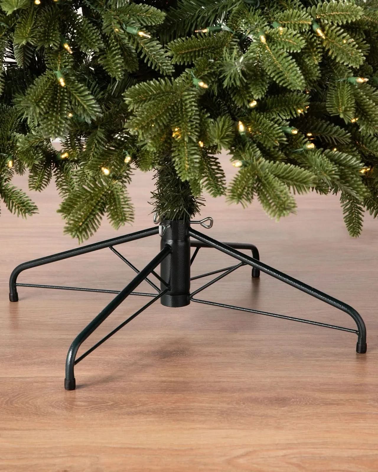 Árvore de Natal Verde Clássica com Galhos Flexíveis, Base Metálica e Micro LEDs Integrados