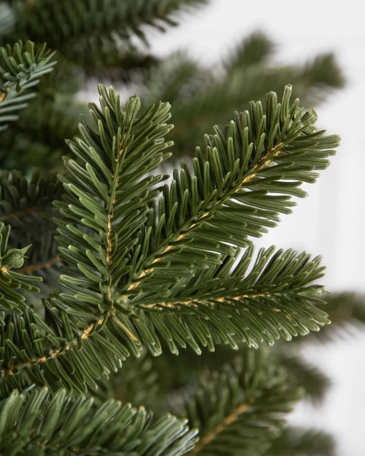 Árvore de Natal Verde Premium com Galhos Flexíveis, Base Metálica com Rodas e Micro LEDs Integrados