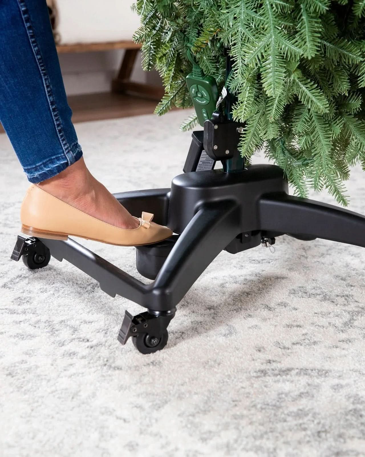Árvore de Natal Verde Premium com Galhos Flexíveis, Base Metálica com Rodas e Micro LEDs Integrados