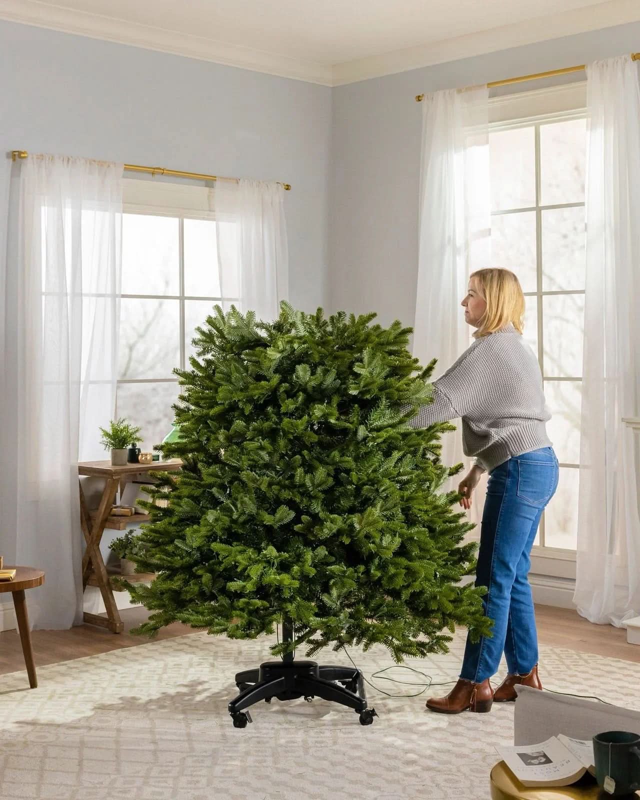 Árvore de Natal Verde Premium com Galhos Flexíveis, Base Metálica com Rodas e Micro LEDs Integrados