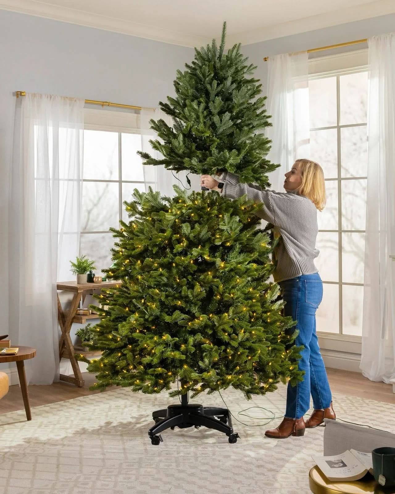 Árvore de Natal Verde Premium com Galhos Flexíveis, Base Metálica com Rodas e Micro LEDs Integrados