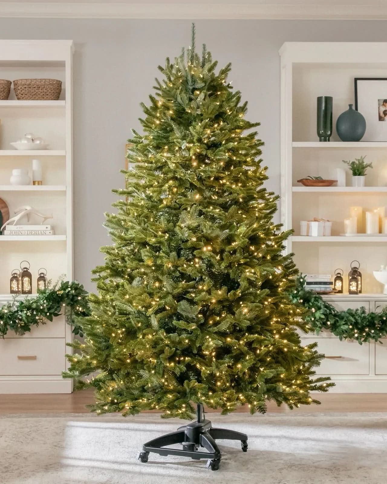 Árvore de Natal Verde Premium com Galhos Flexíveis, Base Metálica com Rodas e Micro LEDs Integrados