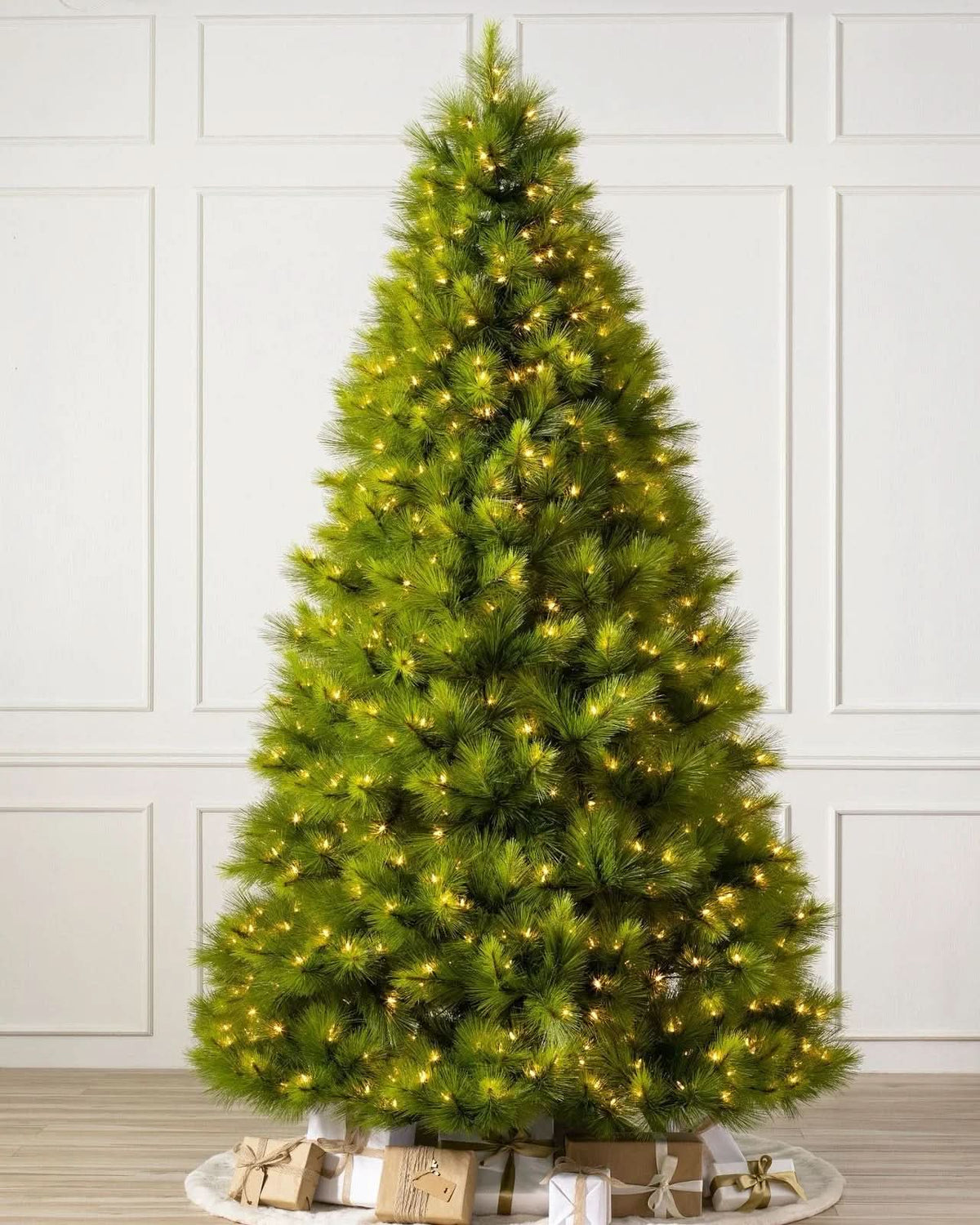 Árvore de Natal Verde Monterey Pine com Galhos Longos, Base Metálica e Micro LEDs Integrados