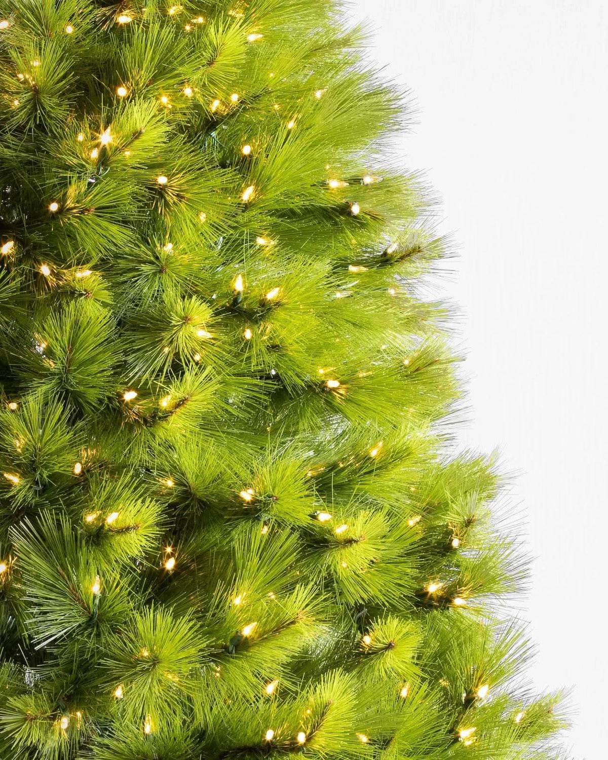 Árvore de Natal Verde Monterey Pine com Galhos Longos, Base Metálica e Micro LEDs Integrados