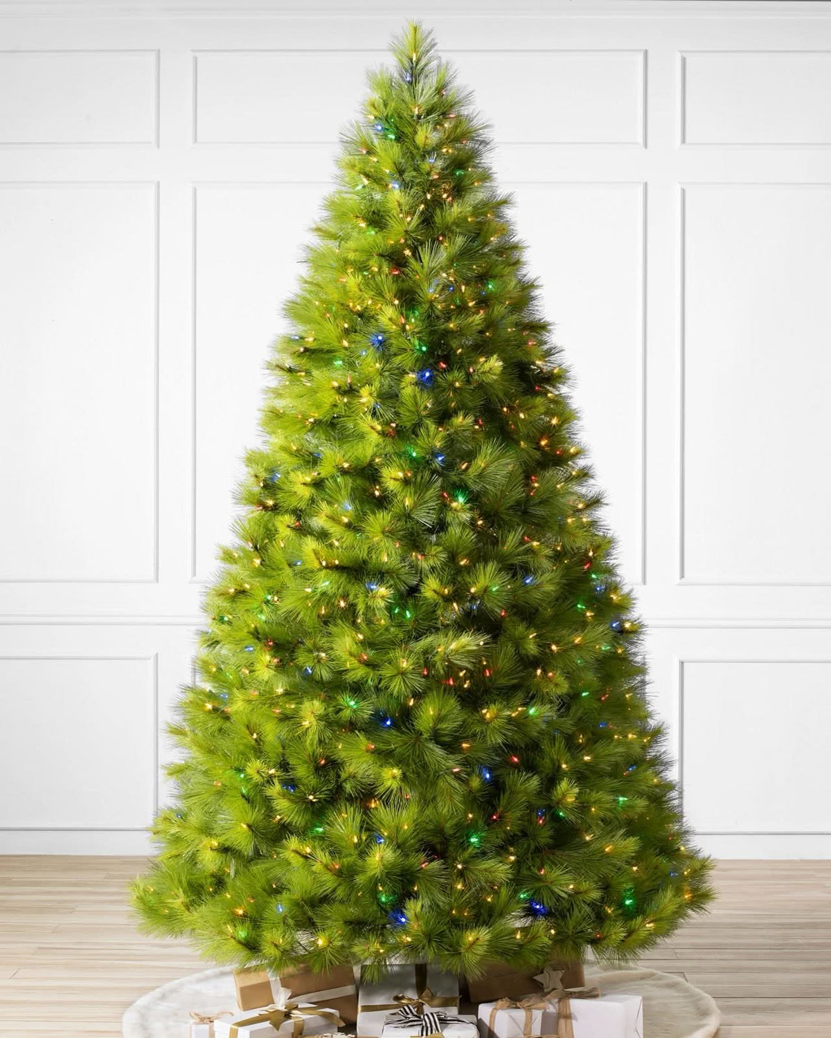 Árvore de Natal Verde Monterey Pine com Galhos Longos, Base Metálica e Micro LEDs Coloridos Integrados
