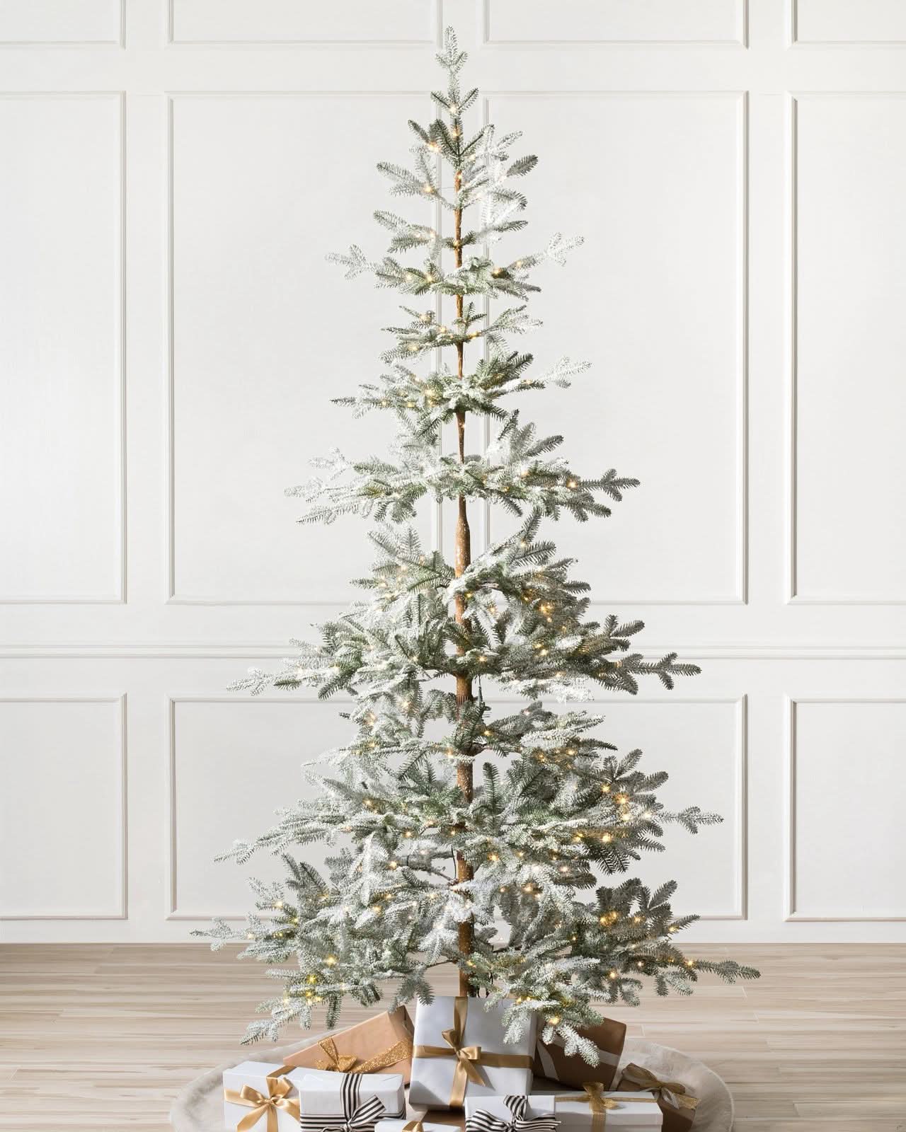 Árvore de Natal Nevada com Galhos Neve, Base Metálica e Micro LEDs Integrados