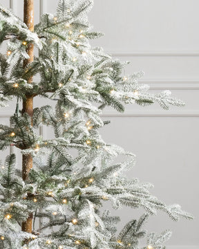 Árvore de Natal Nevada com Galhos Neve, Base Metálica e Micro LEDs Integrados