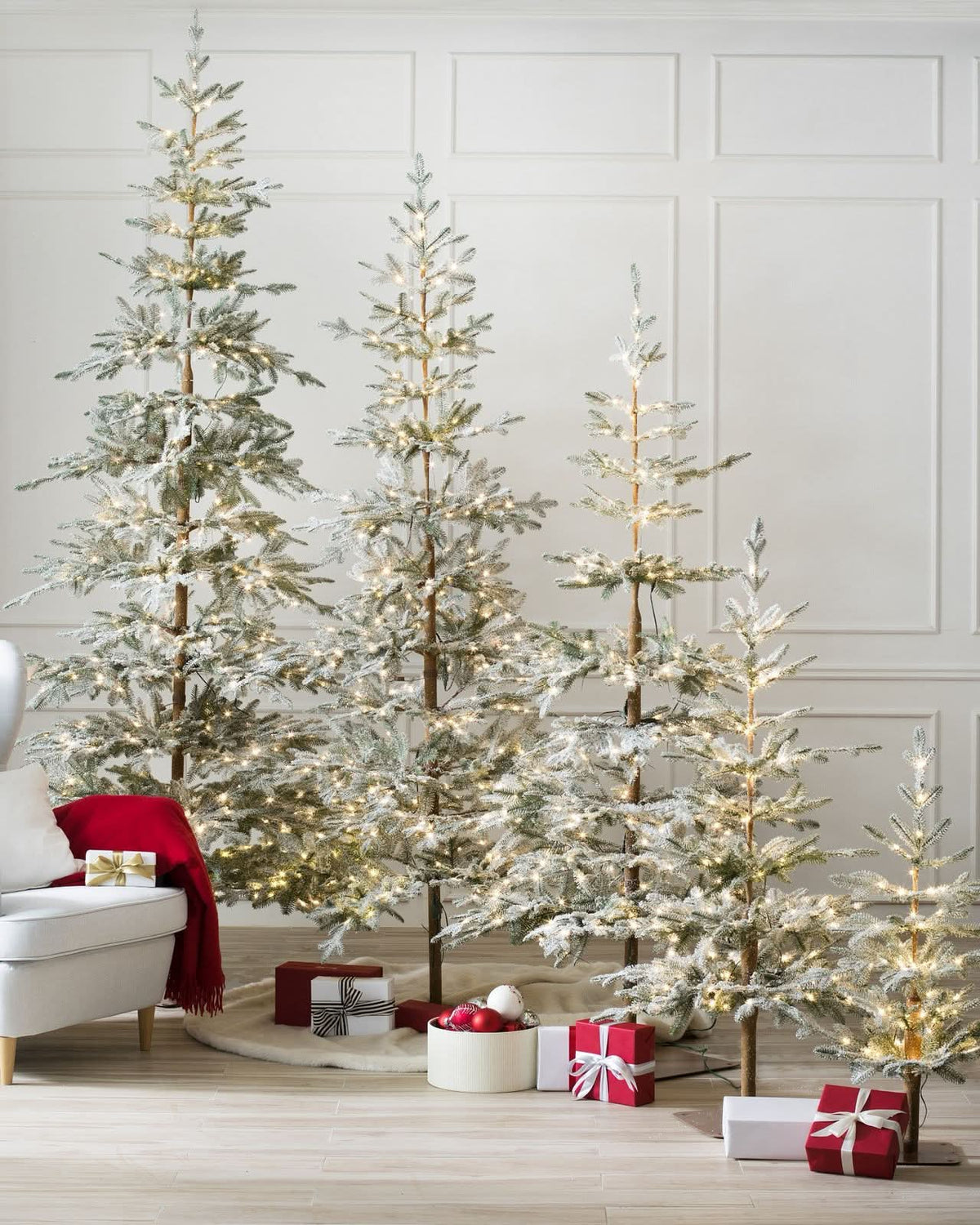 Árvore de Natal Nevada com Galhos Neve, Base Metálica e Micro LEDs Integrados