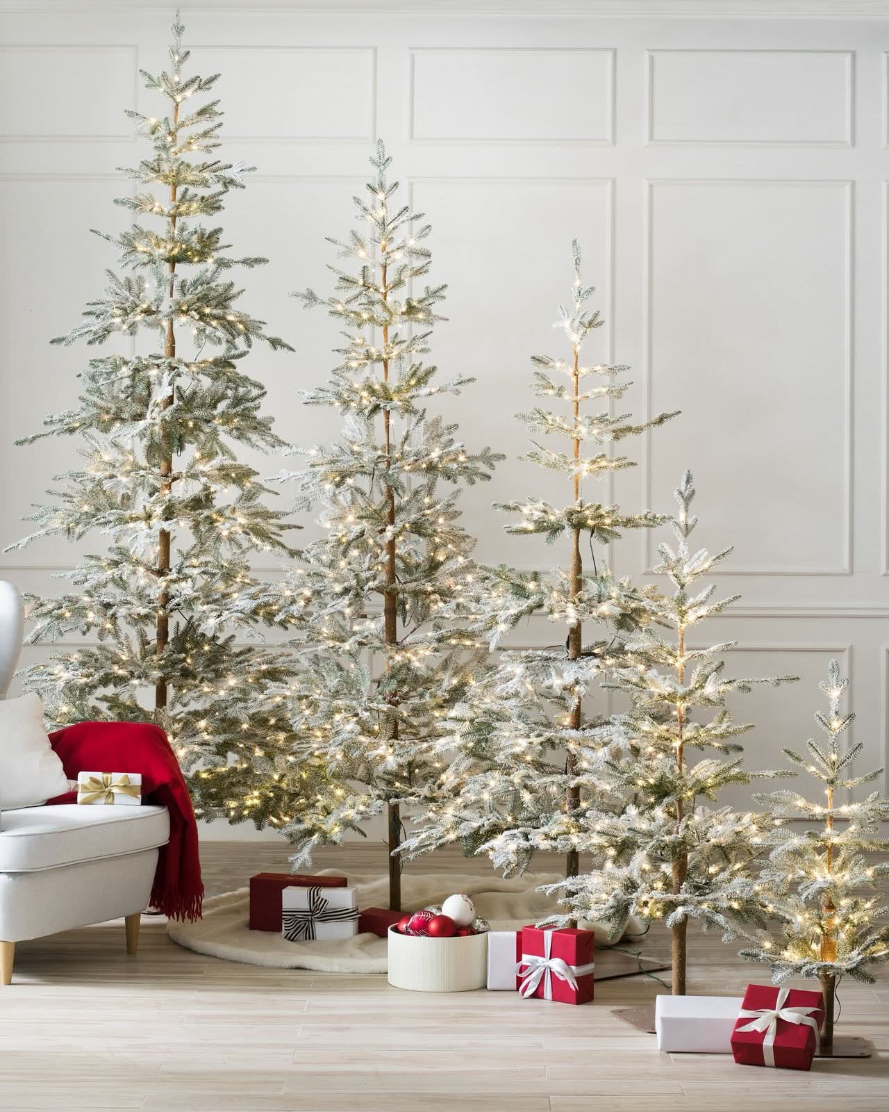 Árvore de Natal Nevada com Galhos Neve, Base Metálica e Micro LEDs Integrados