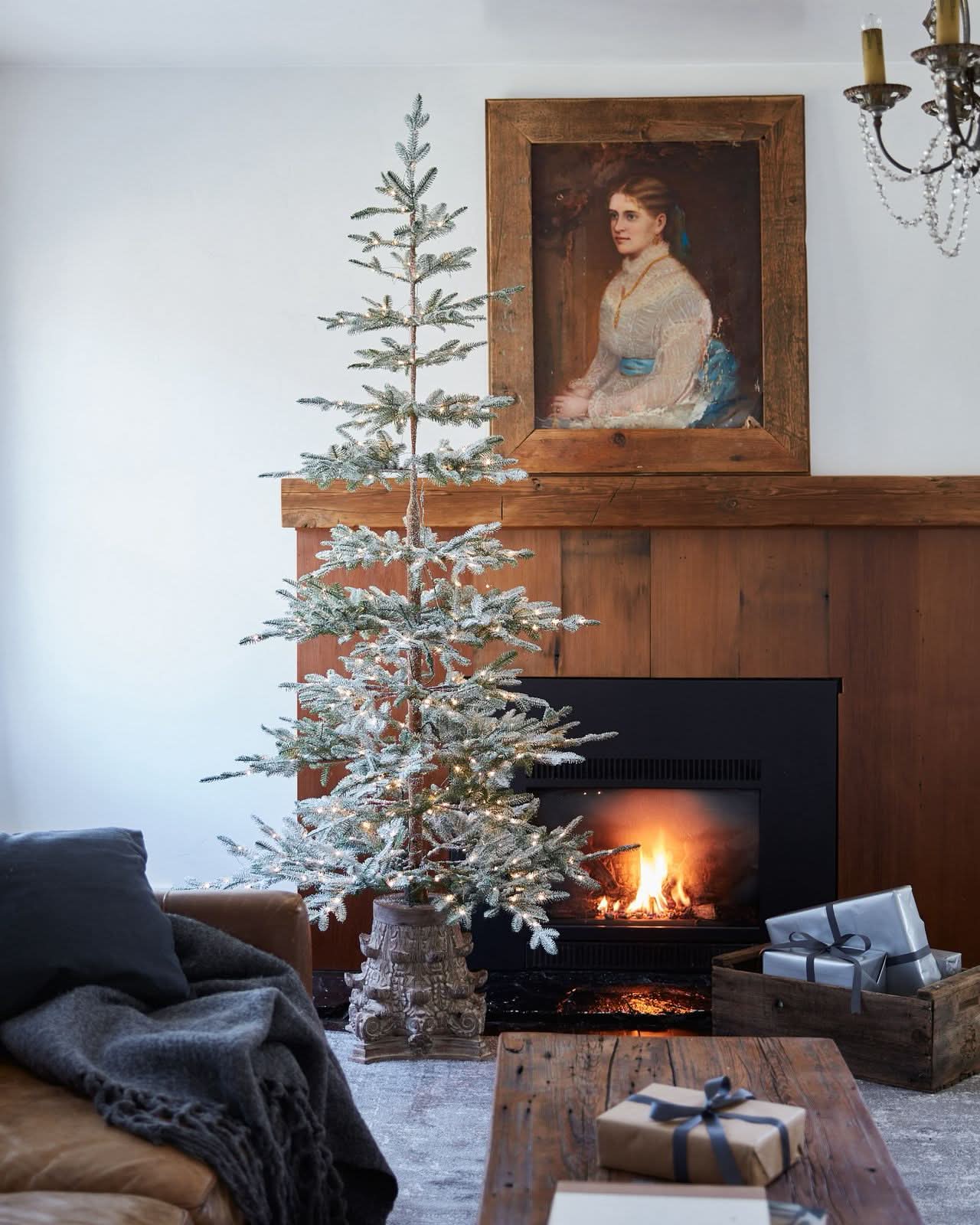Árvore de Natal Nevada com Galhos Neve, Base Metálica e Micro LEDs Integrados