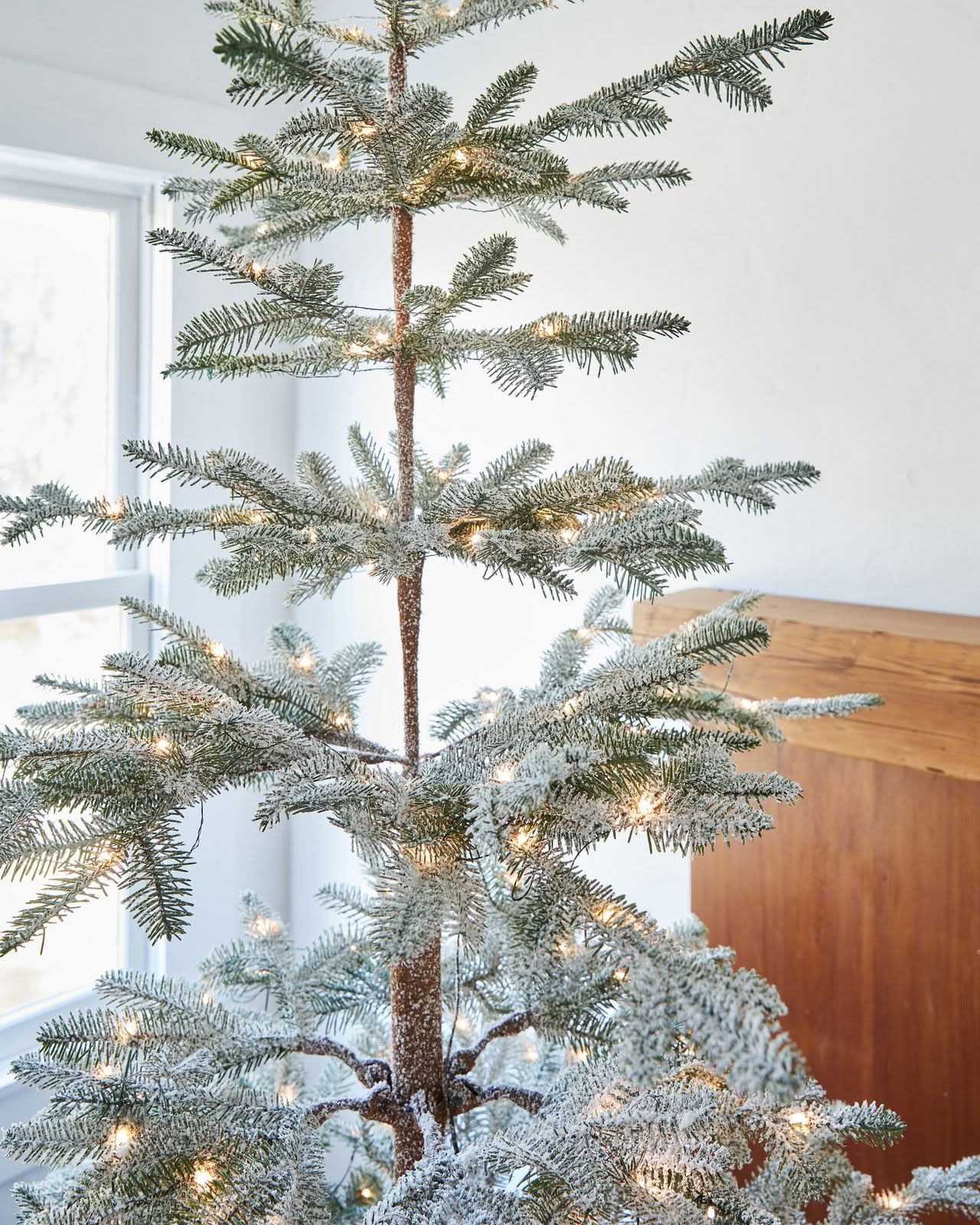 Árvore de Natal Nevada com Galhos Neve, Base Metálica e Micro LEDs Integrados