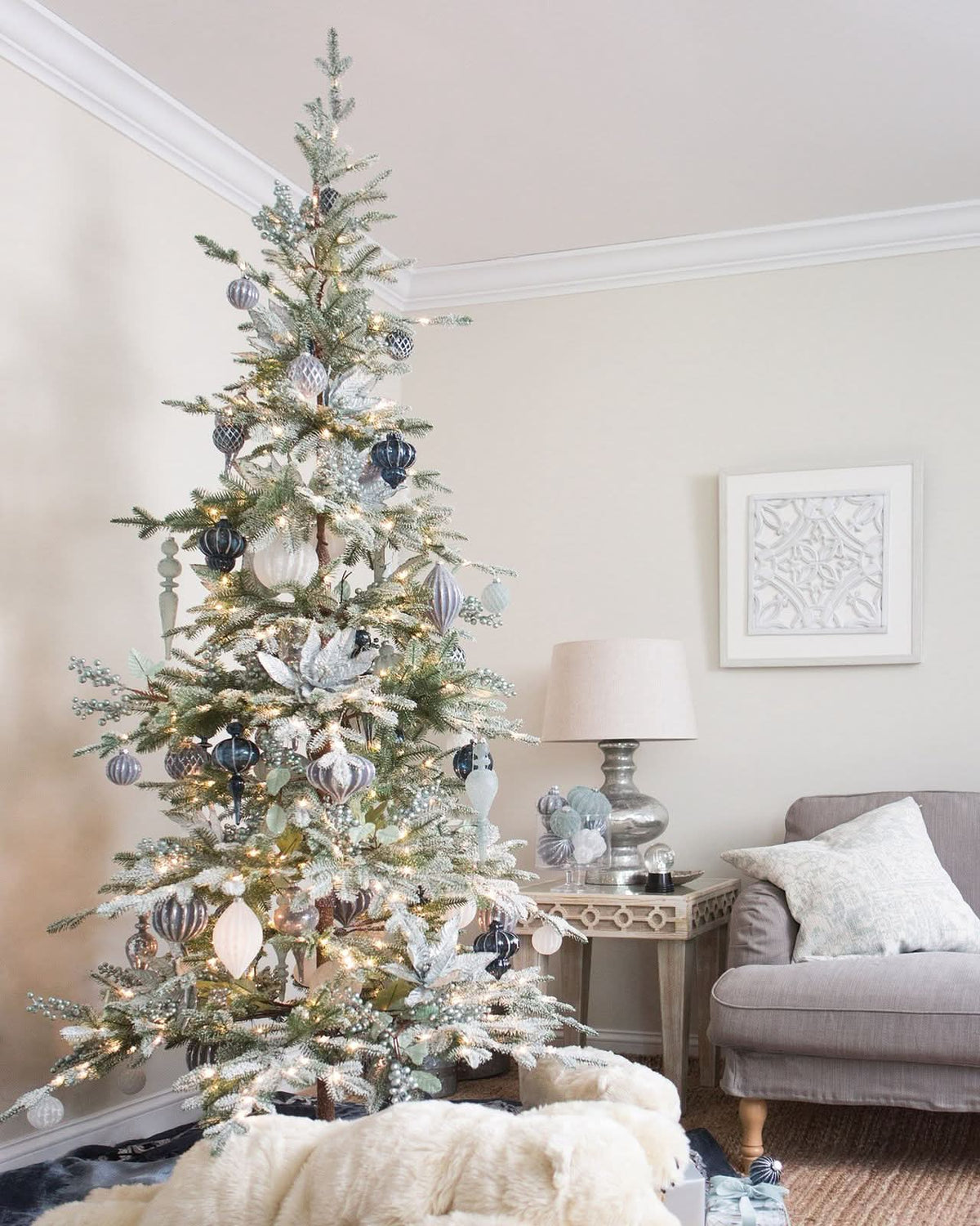 Árvore de Natal Nevada com Galhos Neve, Base Metálica e Micro LEDs Integrados