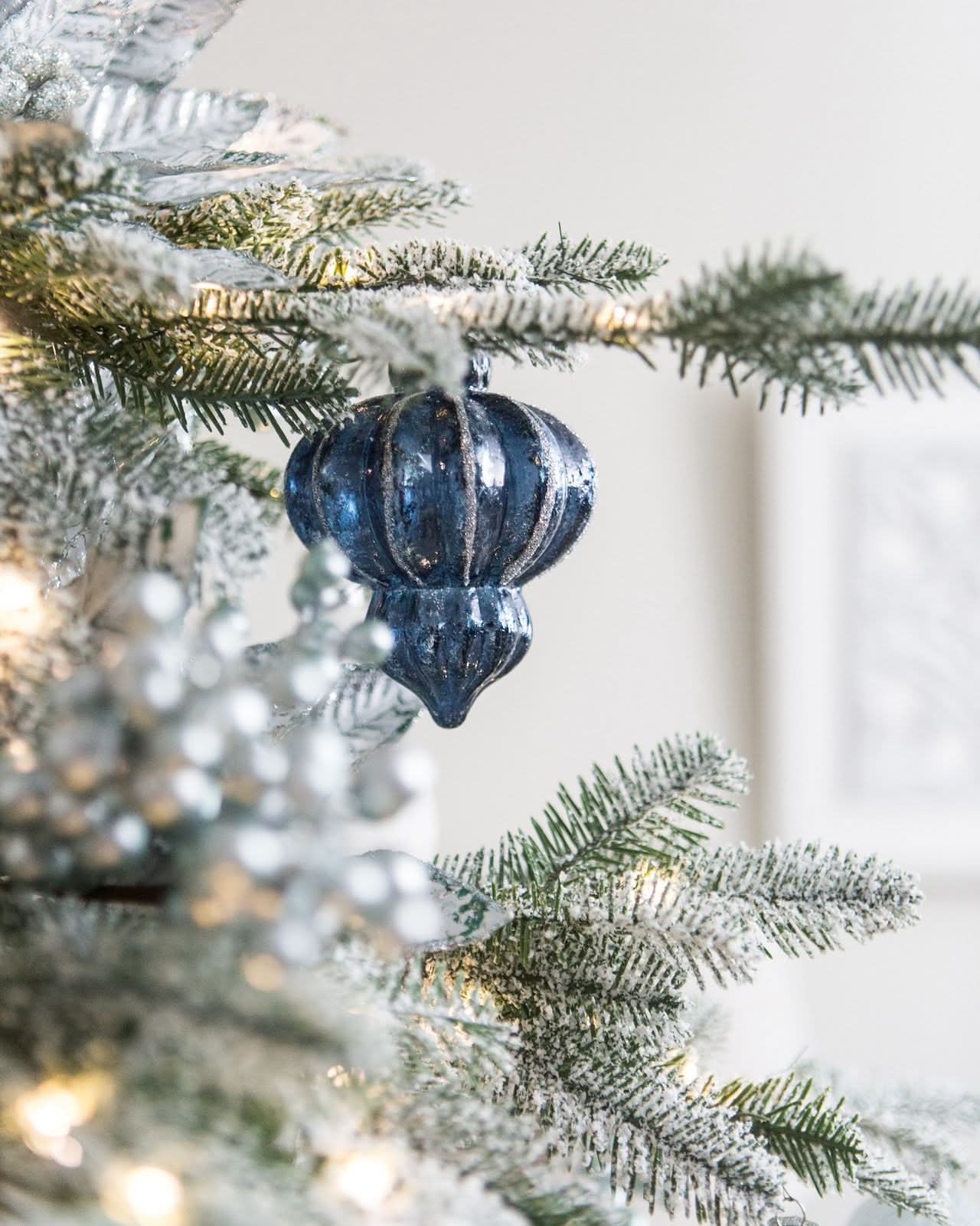 Árvore de Natal Nevada com Galhos Neve, Base Metálica e Micro LEDs Integrados