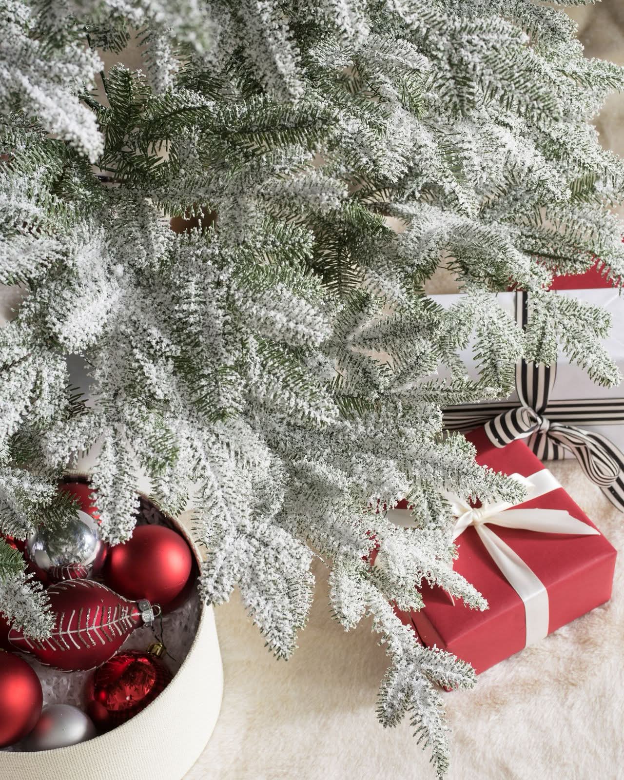 Árvore de Natal Nevada com Galhos Neve, Base Metálica e Micro LEDs Integrados