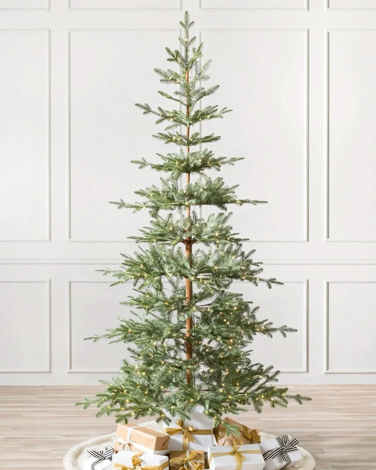 Árvore de Natal Slim Alpine com Galhos Flexíveis, Base Metálica e Micro LEDs Integrados