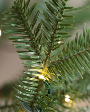 Árvore de Natal Slim Alpine com Galhos Flexíveis, Base Metálica e Micro LEDs Integrados