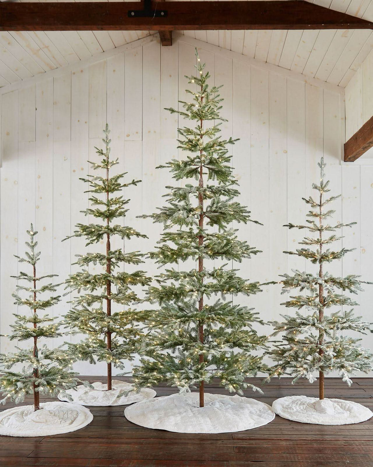 Árvore de Natal Slim Alpine com Galhos Flexíveis, Base Metálica e Micro LEDs Integrados