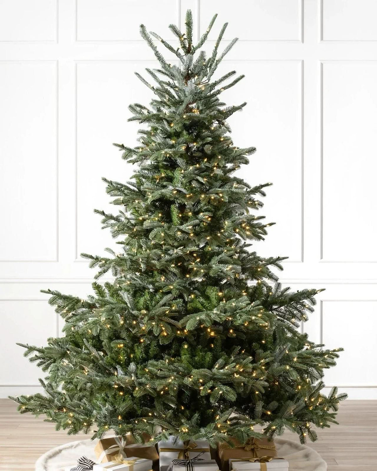 Árvore de Natal European Fir com Galhos Flexíveis, Base Metálica e Micro LEDs Integrados