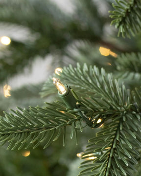 Árvore de Natal European Fir com Galhos Flexíveis, Base Metálica e Micro LEDs Integrados