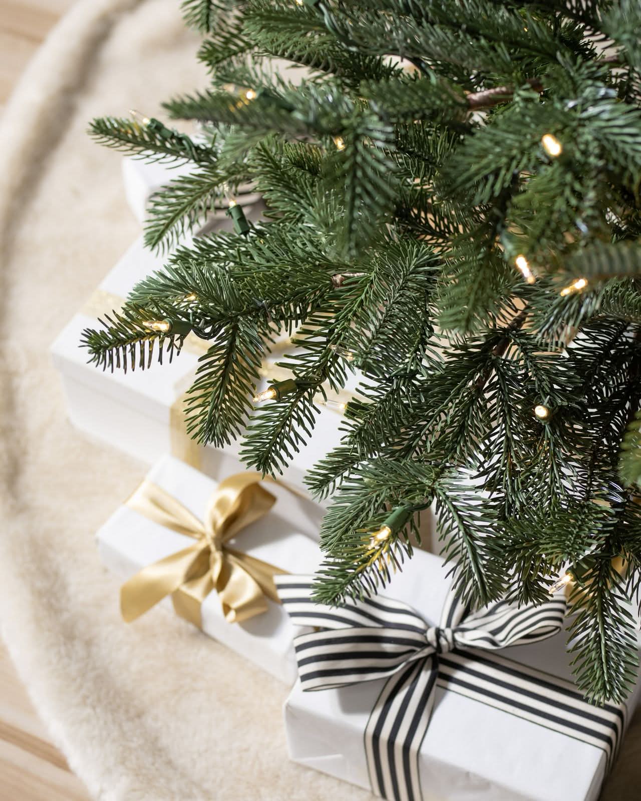Árvore de Natal European Fir com Galhos Flexíveis, Base Metálica e Micro LEDs Integrados
