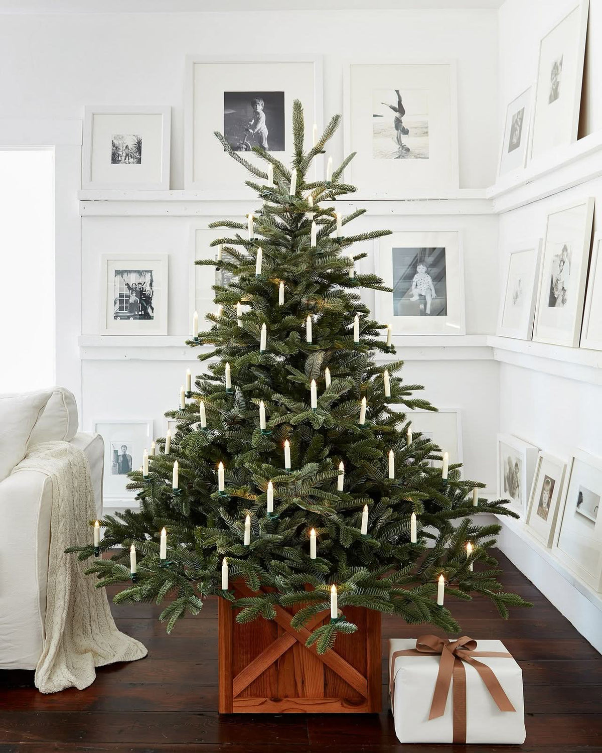 Árvore de Natal European Fir com Galhos Flexíveis, Base Metálica e Micro LEDs Integrados