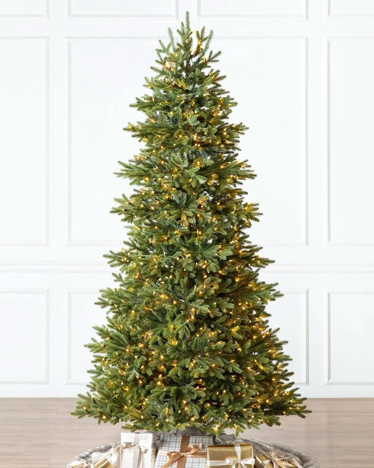 Árvore de Natal Slim Silverado com Galhos Flexíveis, Base Metálica e Micro LEDs Integrados
