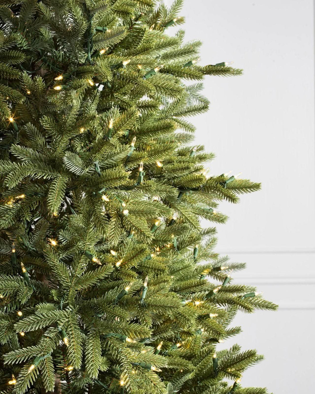 Árvore de Natal Slim Silverado com Galhos Flexíveis, Base Metálica e Micro LEDs Integrados