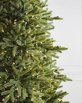 Árvore de Natal Slim Silverado com Galhos Flexíveis, Base Metálica e Micro LEDs Integrados