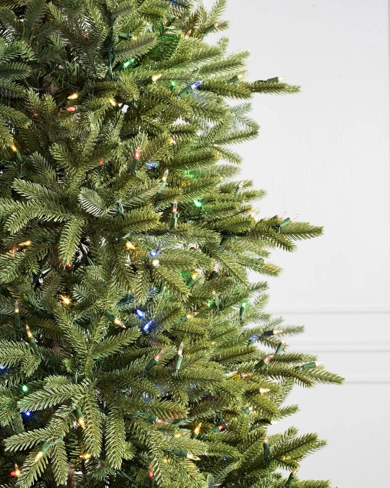 Árvore de Natal Norway Spruce com Galhos Ajustáveis, Base Metálica e Micro LEDs Coloridos Integrados