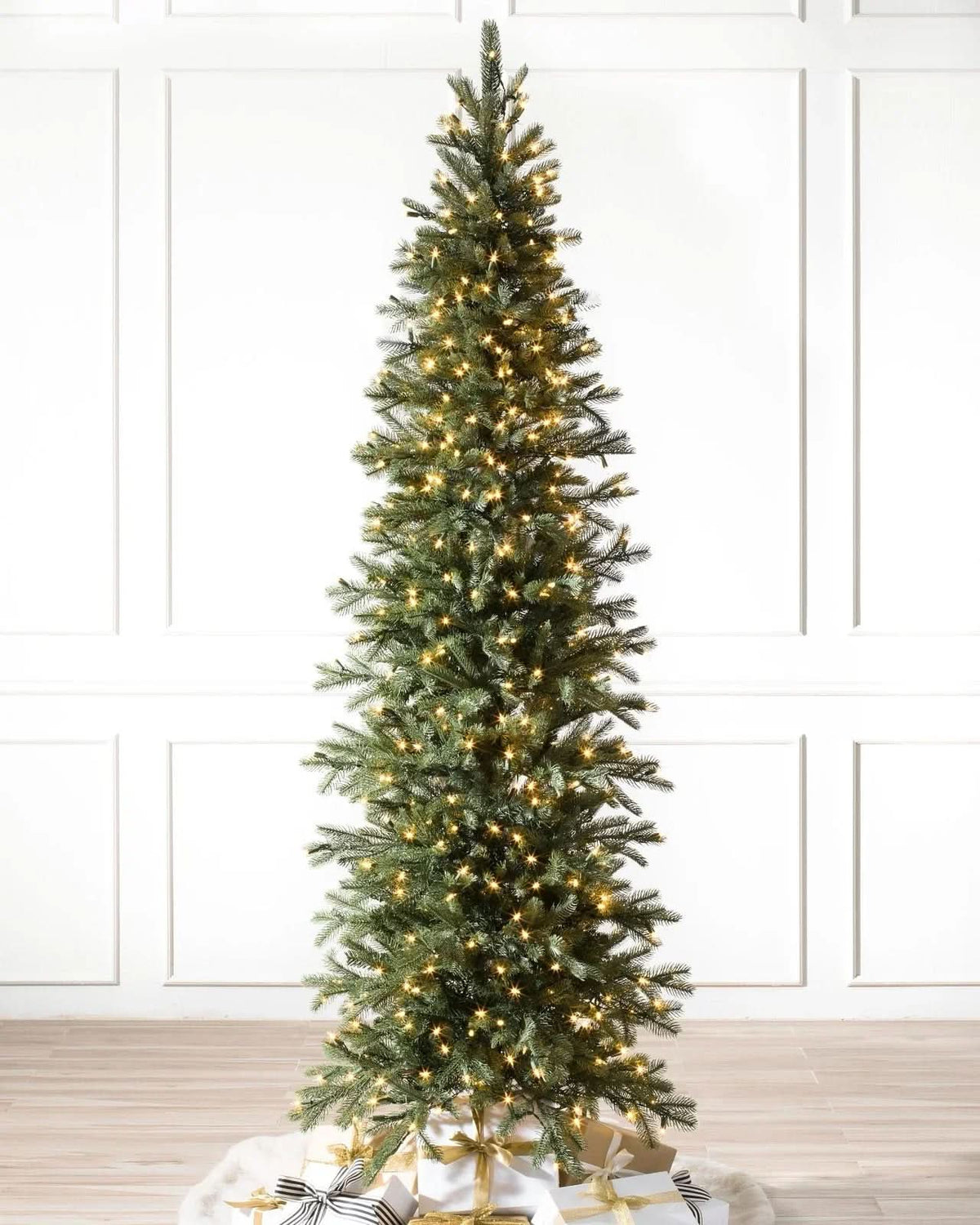 Árvore de Natal Cathedral Fir Slim com Galhos Flexíveis, Base Metálica e Micro LEDs Integrados
