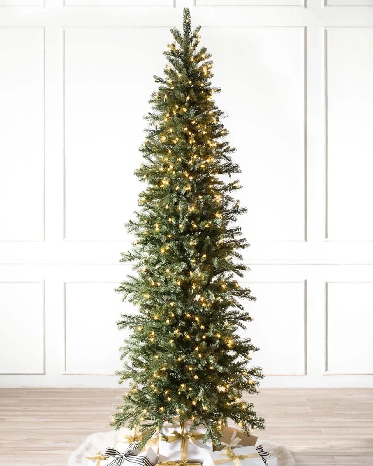 Árvore de Natal Cathedral Fir Slim com Galhos Flexíveis, Base Metálica e Micro LEDs Integrados